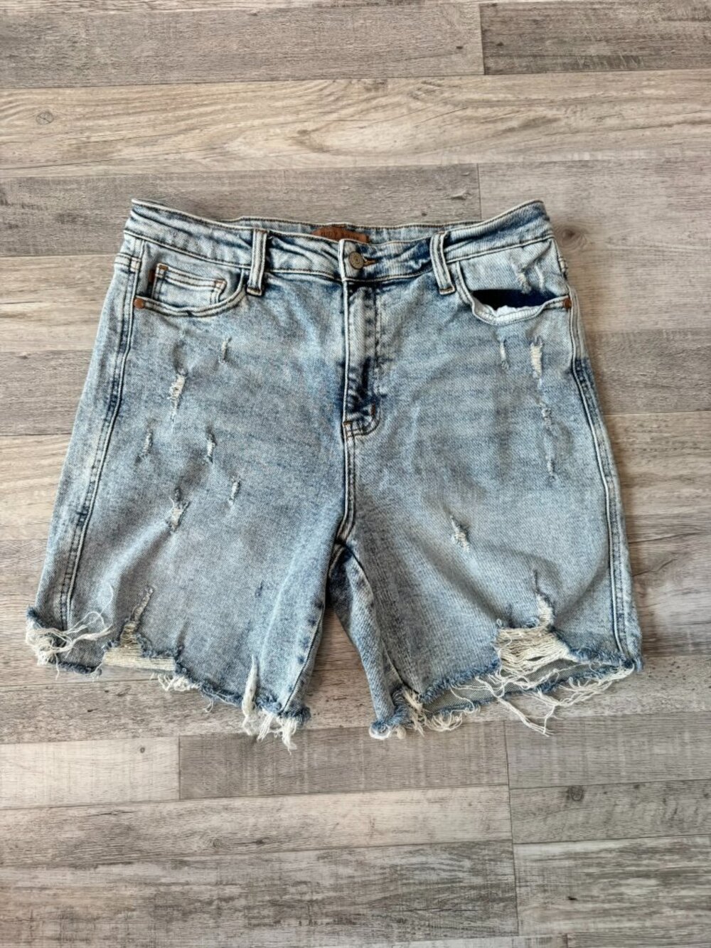 Judy Blue Distressed Light Wash 6" Shorts Size XL High Rise, Frayed Hem F22